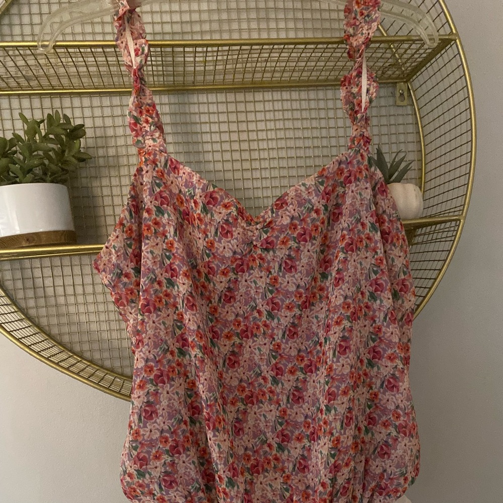 These Three ruffle sleeve floral bodysuit size L